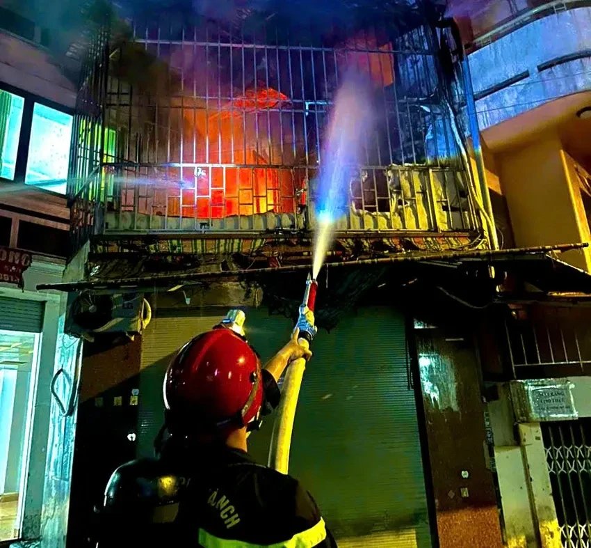 Cháy nhà nghỉ ở TP Hồ Chí Minh, 6 người may mắn thoát nạn