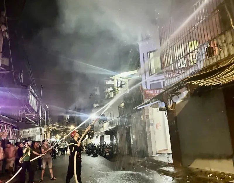 Cháy nhà nghỉ ở TP Hồ Chí Minh, 6 người may mắn thoát nạn