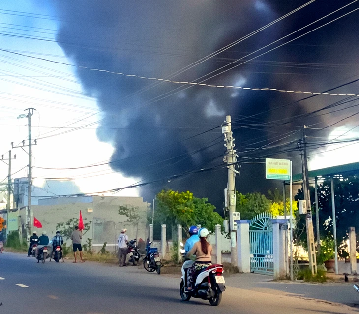Cháy nhà ở Ninh Thuận, xe hơi, xe máy và nhiều tài sản bị thiêu rụi Cháy nhà ở Ninh Thuận, xe hơi, xe máy và nhiều tài sản bị thiêu rụi