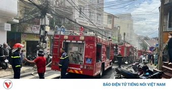 Cháy nhà tại trung tâm Đà Lạt, lực lượng chức năng khẩn trương dập lửa