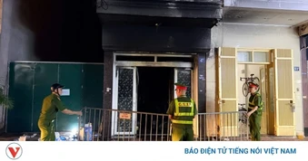 Cháy nhà trên phố Hồng Hà, Hà Nội, 5 người mắc kẹt