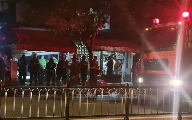 Cháy nhà trong đêm ở TP Hồ Chí Minh, giải cứu 6 người mắc kẹt Cháy nhà trong đêm ở TP Hồ Chí Minh, giải cứu 6 người mắc kẹt