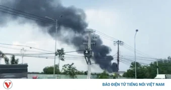 Cháy nhà xưởng ở khu công nghiệp tại TP.HCM, cột khói đen cao hàng chục mét