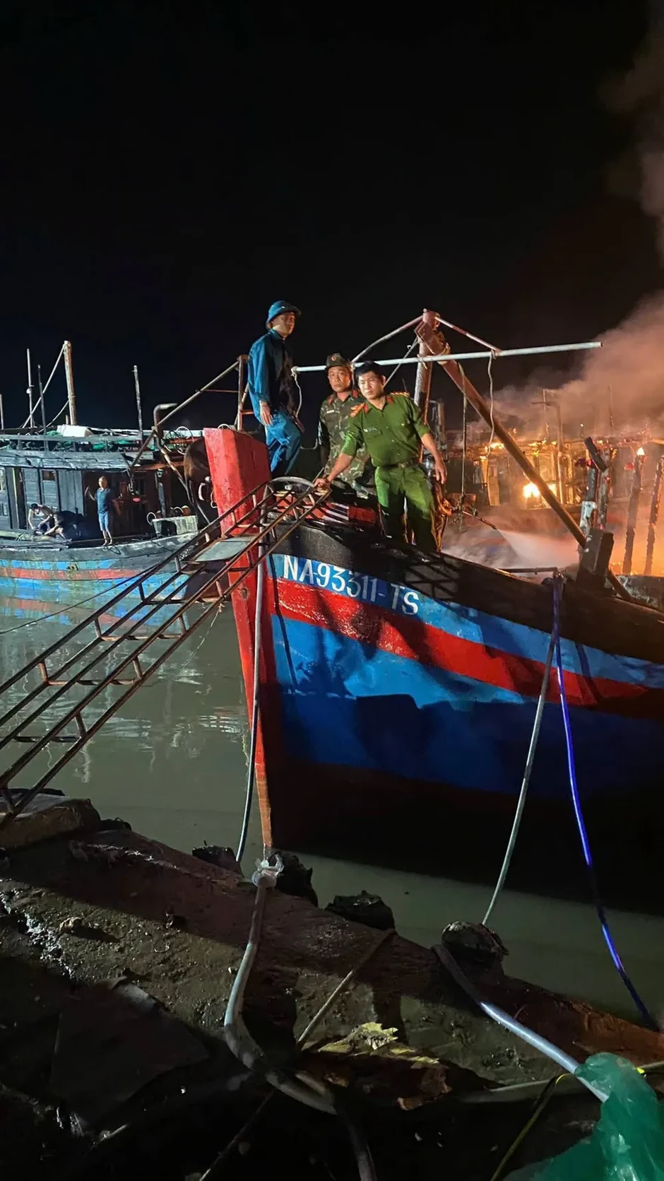 Cháy nhiều tàu cá lúc rạng sáng, thiệt hại hàng tỷ đồng Cháy nhiều tàu cá lúc rạng sáng, thiệt hại hàng tỷ đồng