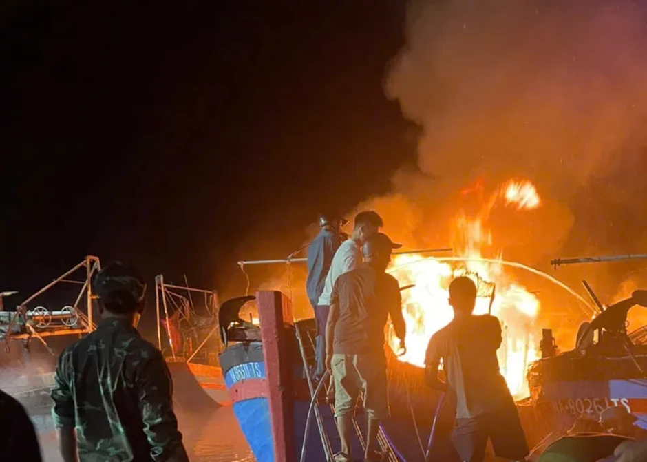Cháy nhiều tàu cá lúc rạng sáng, thiệt hại hàng tỷ đồng Cháy nhiều tàu cá lúc rạng sáng, thiệt hại hàng tỷ đồng