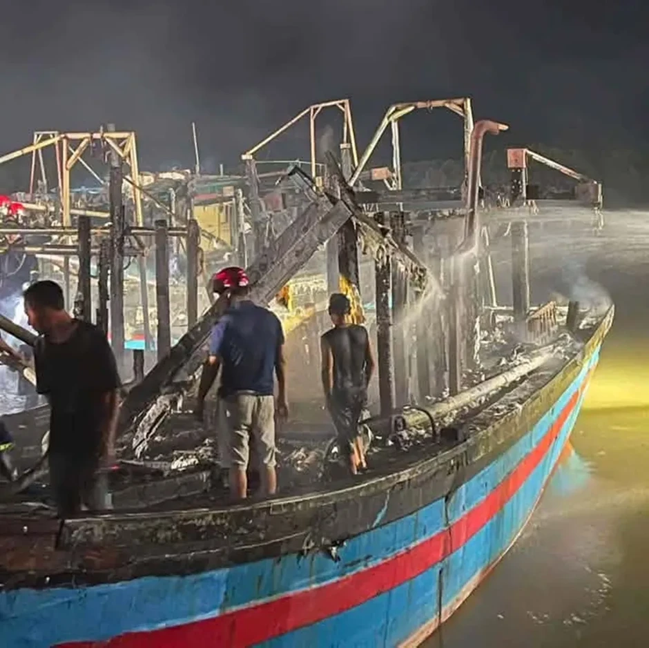 Cháy nhiều tàu cá lúc rạng sáng, thiệt hại hàng tỷ đồng Cháy nhiều tàu cá lúc rạng sáng, thiệt hại hàng tỷ đồng