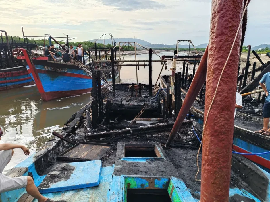 Cháy nhiều tàu cá lúc rạng sáng, thiệt hại hàng tỷ đồng Cháy nhiều tàu cá lúc rạng sáng, thiệt hại hàng tỷ đồng