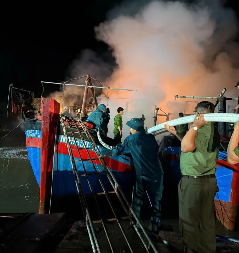 Cháy nhiều tàu cá lúc rạng sáng, thiệt hại hàng tỷ đồng Cháy nhiều tàu cá lúc rạng sáng, thiệt hại hàng tỷ đồng