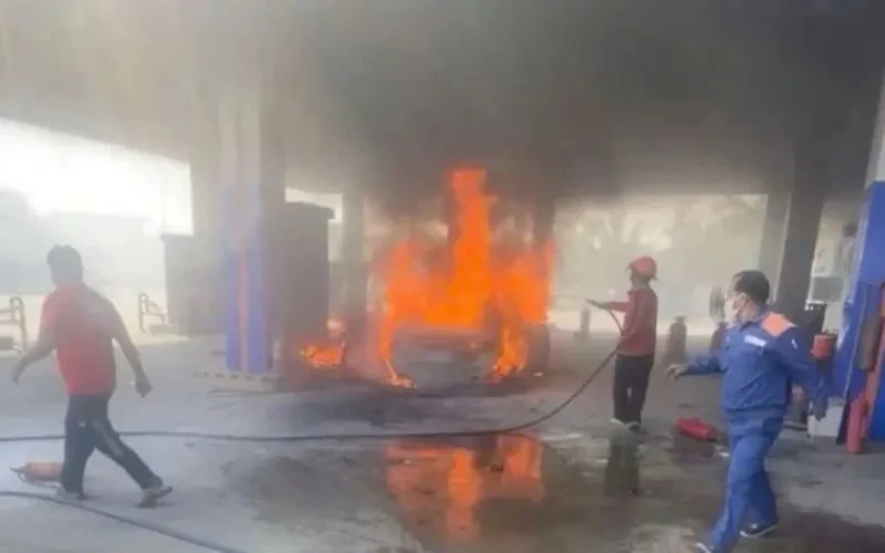 Cháy ô tô đang dừng đổ xăng, 2 người tử vong Cháy ô tô đang dừng đổ xăng, 2 người tử vong