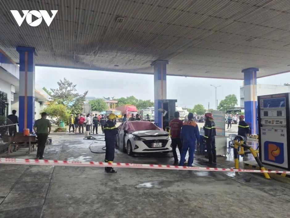 Cháy ô tô tại cây xăng ở Đà Nẵng, 2 người trên xe tử vong Cháy ô tô tại cây xăng ở Đà Nẵng, 2 người trên xe tử vong