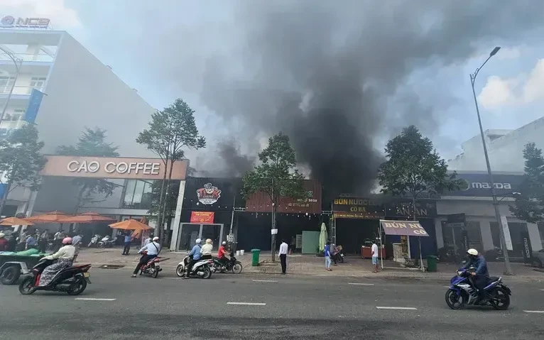 Cháy quán ăn ở Tây Ninh, nhiều người hoảng hốt Cháy quán ăn ở Tây Ninh, nhiều người hoảng hốt