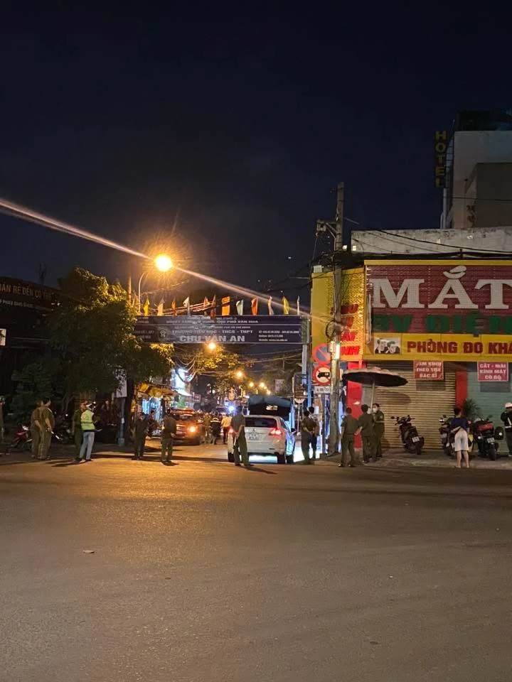 Cháy quán cơm khiến 2 mẹ con tử vong: Người cha già ôm mặt khóc nghẹn khi thấy thi thể con cháu được đưa ra Cháy quán cơm khiến 2 mẹ con tử vong: Người cha già ôm mặt khóc nghẹn khi thấy thi thể con cháu được đưa ra