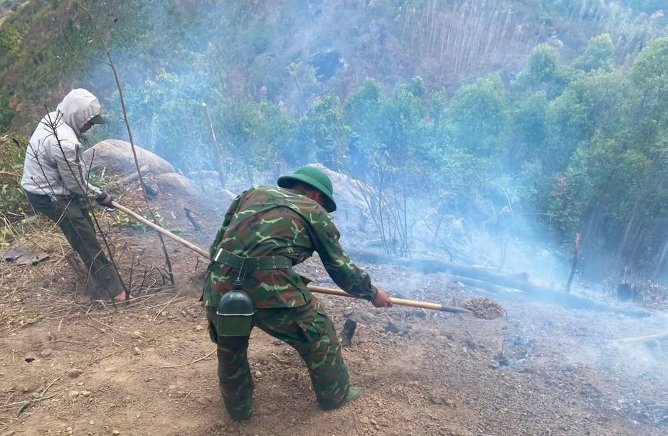 Cháy rừng trên núi cao, lực lượng chức năng Gia Lai căng mình dập lửa