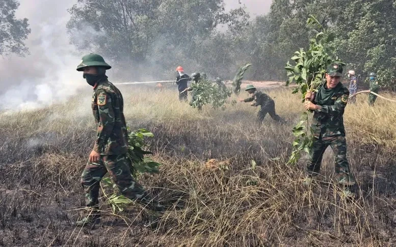 Cháy rừng uy hiếp khu dân cư ở Quảng Trị, hàng trăm cán bộ, chiến sĩ khẩn trương dập lửa Cháy rừng uy hiếp khu dân cư ở Quảng Trị, hàng trăm cán bộ, chiến sĩ khẩn trương dập lửa