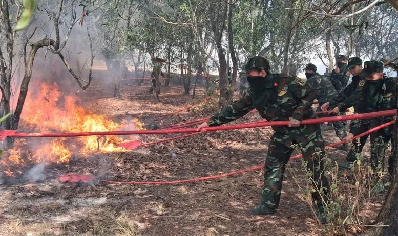Cháy rừng uy hiếp khu dân cư ở Quảng Trị, hàng trăm cán bộ, chiến sĩ khẩn trương dập lửa Cháy rừng uy hiếp khu dân cư ở Quảng Trị, hàng trăm cán bộ, chiến sĩ khẩn trương dập lửa