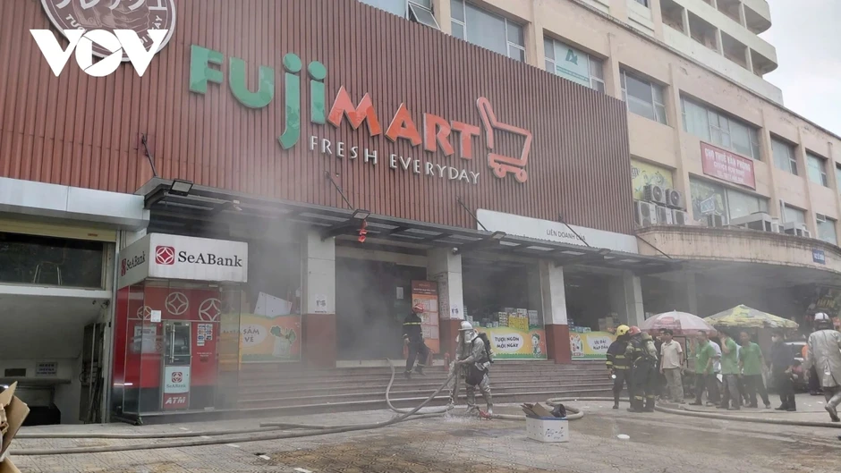 Cháy siêu thị Fuji Mart trên đường Lê Duẩn, Hà Nội Cháy siêu thị Fuji Mart trên đường Lê Duẩn, Hà Nội