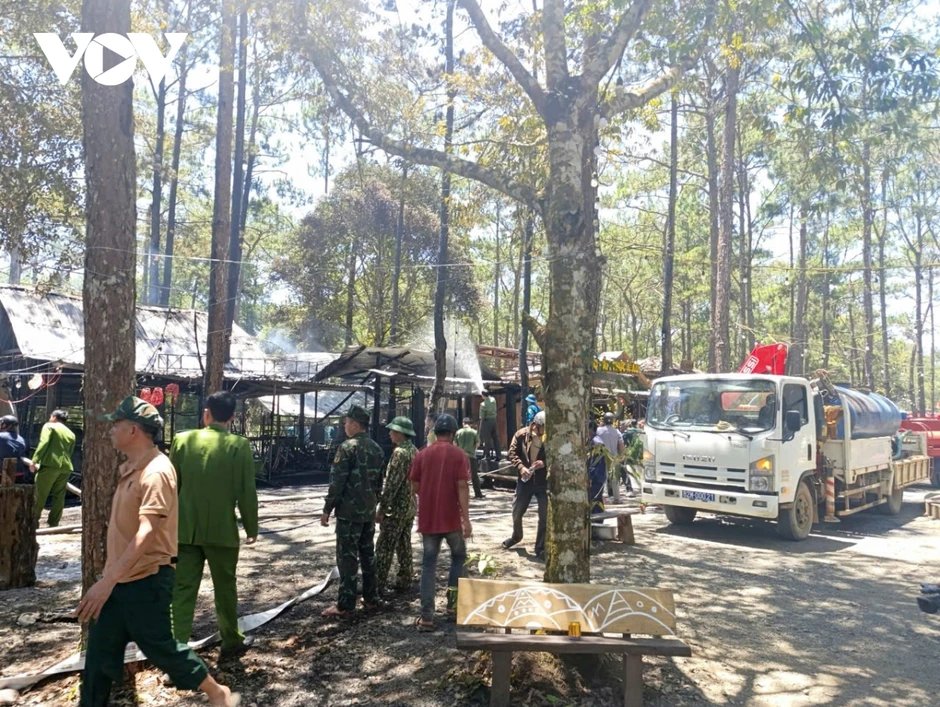 Cháy tại phố đêm Măng Đen, 4 gian hàng bị thiêu rụi Cháy tại phố đêm Măng Đen, 4 gian hàng bị thiêu rụi