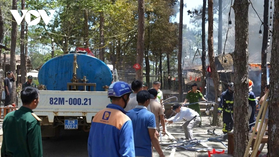 Cháy tại phố đêm Măng Đen, 4 gian hàng bị thiêu rụi Cháy tại phố đêm Măng Đen, 4 gian hàng bị thiêu rụi
