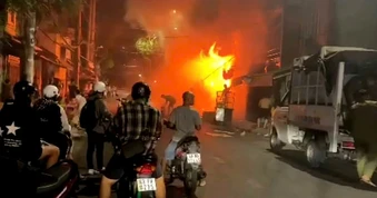 Cháy vựa phế liệu trong đêm