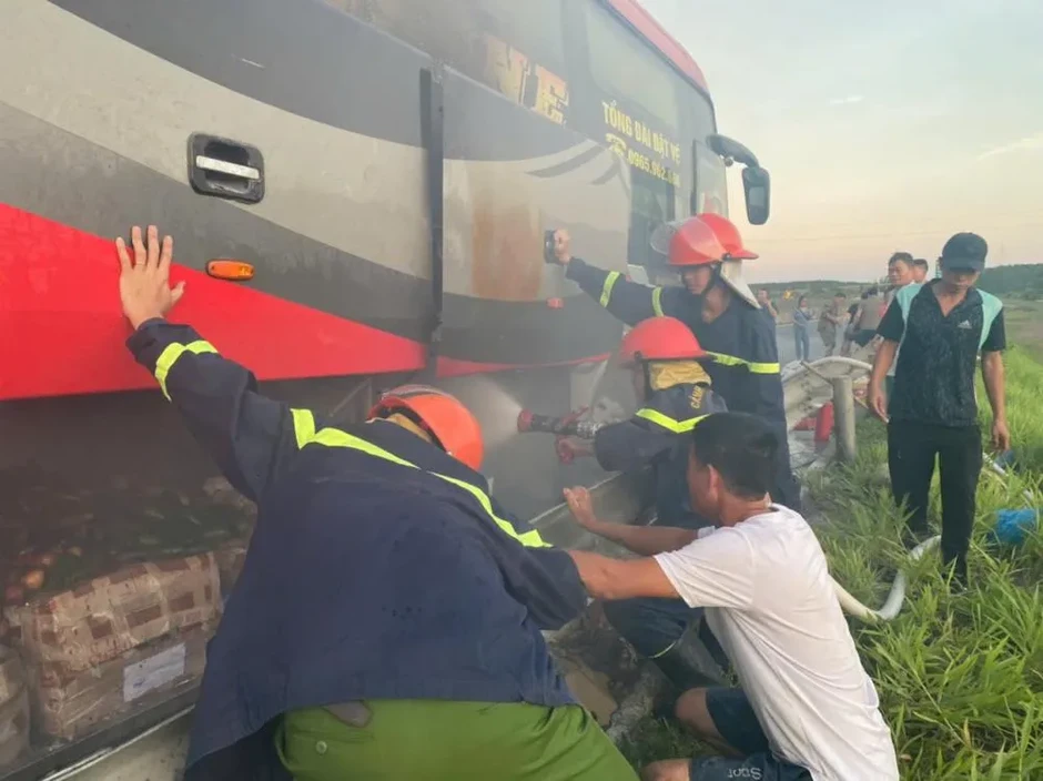 Cháy xe khách chở 33 người trên cao tốc Hàm Nghi - Vũng Áng Cháy xe khách chở 33 người trên cao tốc Hàm Nghi - Vũng Áng