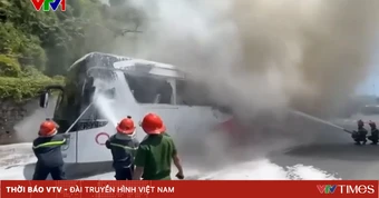 Cháy xe khách chở 40 người trên đường ven biển Nha Trang