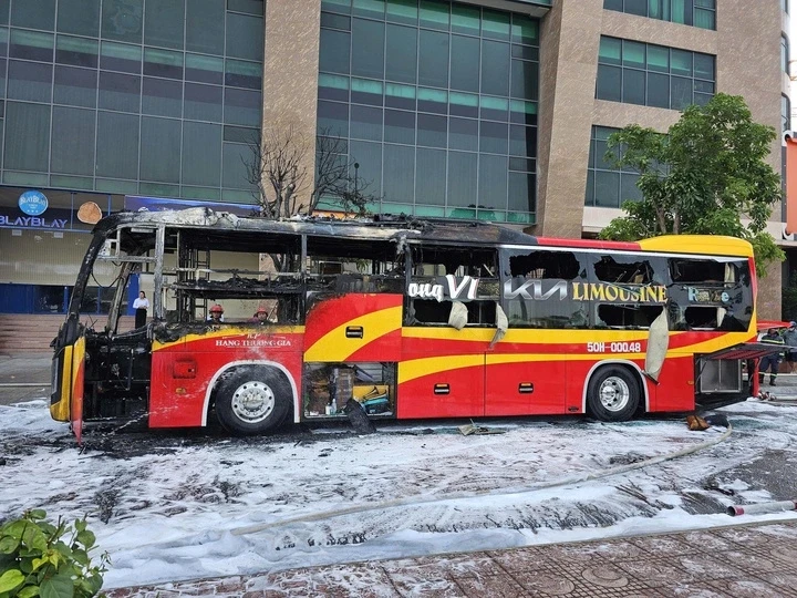 Cháy xe khách ngùn ngụt giữa trung tâm Nha Trang, nhiều người hoảng loạn Cháy xe khách ngùn ngụt giữa trung tâm Nha Trang, nhiều người hoảng loạn