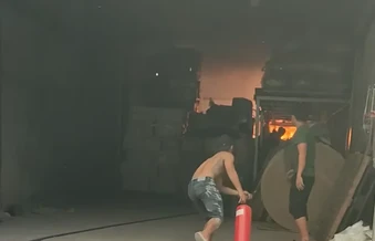 Cháy xưởng giấy, công nhân nhanh trí dùng xe nâng cứu hàng