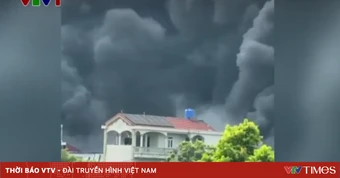 Cháy xưởng mút xốp ở Hưng Yên, cột khói đen cao hàng chục mét