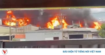 Cháy xưởng sản xuất mút xốp trong khu dân cư ở TP.HCM