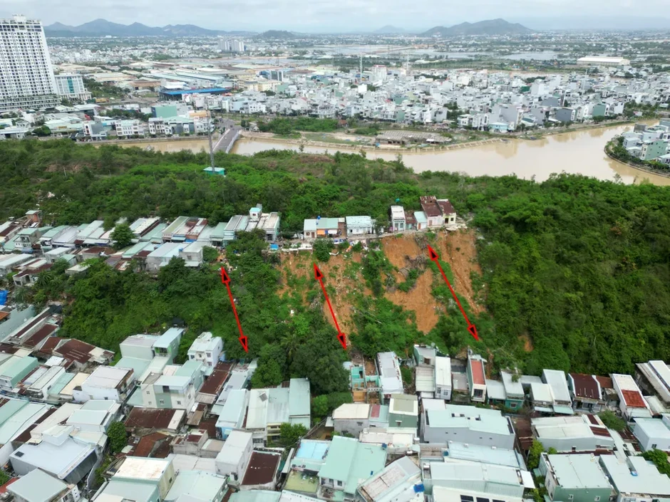 Chênh vênh bên miệng núi lở Chênh vênh bên miệng núi lở