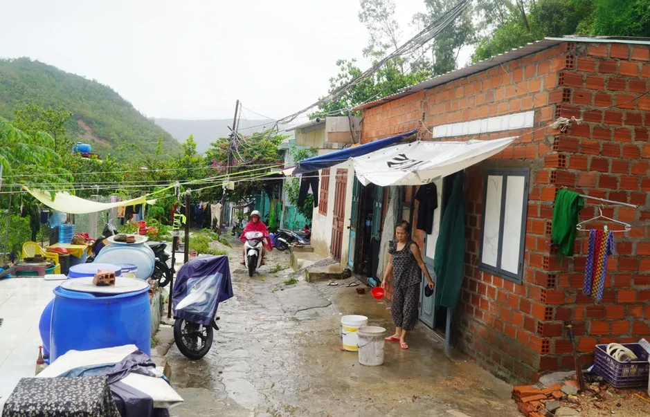 Chênh vênh bên miệng núi lở Chênh vênh bên miệng núi lở