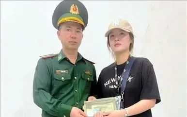 Chỉ sau 1 giờ, chiến sĩ biên phòng tìm thấy ví tiền nguyên vẹn cho du khách Chỉ sau 1 giờ, chiến sĩ biên phòng tìm thấy ví tiền nguyên vẹn cho du khách