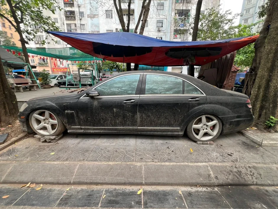 Chiếc Mercedes S63 “đắp chiếu” 10 năm trên vỉa hè Hà Nội là tang vật vụ án Chiếc Mercedes S63 “đắp chiếu” 10 năm trên vỉa hè Hà Nội là tang vật vụ án