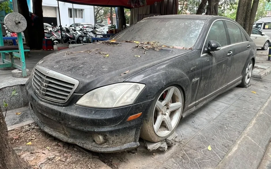Chiếc Mercedes S63 “đắp chiếu” 10 năm trên vỉa hè Hà Nội là tang vật vụ án Chiếc Mercedes S63 “đắp chiếu” 10 năm trên vỉa hè Hà Nội là tang vật vụ án