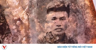 Chiếc ví đã sờn cùng di ảnh cá nhân trong hầm mộ liệt sĩ tại TP. Đồng Nai