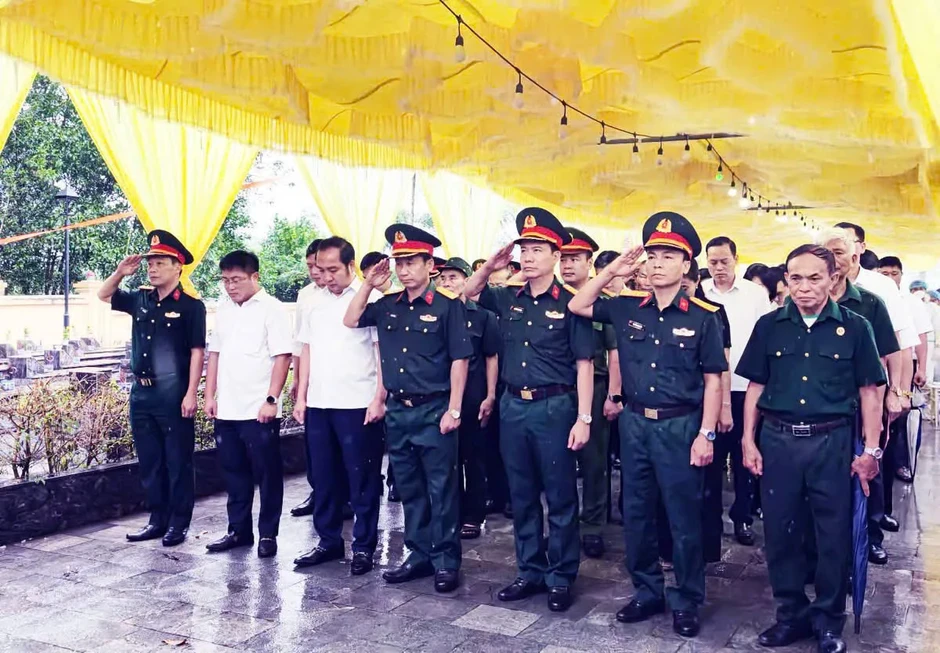 Chiến dịch 500 ngày đêm: Lặng thầm những bàn tay “hoàn nguyên” phần mộ liệt sĩ tại Thái Nguyên Chiến dịch 500 ngày đêm: Lặng thầm những bàn tay “hoàn nguyên” phần mộ liệt sĩ tại Thái Nguyên