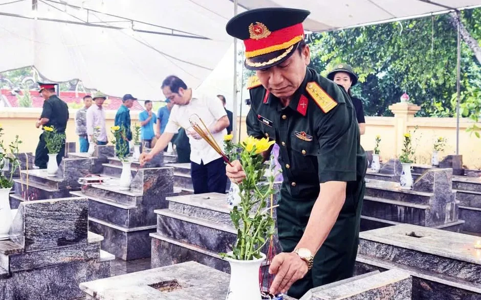 Chiến dịch 500 ngày đêm: Lặng thầm những bàn tay “hoàn nguyên” phần mộ liệt sĩ tại Thái Nguyên Chiến dịch 500 ngày đêm: Lặng thầm những bàn tay “hoàn nguyên” phần mộ liệt sĩ tại Thái Nguyên