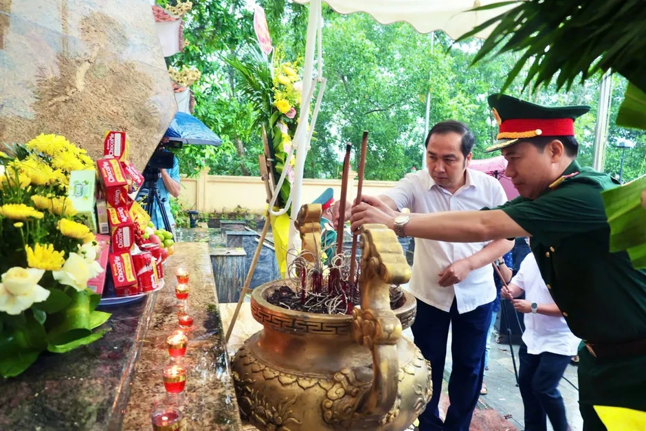 Chiến dịch 500 ngày đêm: Lặng thầm những bàn tay “hoàn nguyên” phần mộ liệt sĩ tại Thái Nguyên Chiến dịch 500 ngày đêm: Lặng thầm những bàn tay “hoàn nguyên” phần mộ liệt sĩ tại Thái Nguyên
