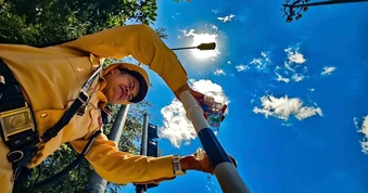 Chiến sĩ cảnh sát giao thông giữ nhịp giao thông giữa chảo lửa nắng nóng ở Thủ đô