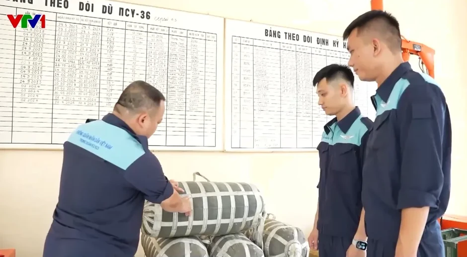 Chiến sĩ kỹ thuật dù - Điểm tựa vững chắc của những chuyến bay Chiến sĩ kỹ thuật dù - Điểm tựa vững chắc của những chuyến bay
