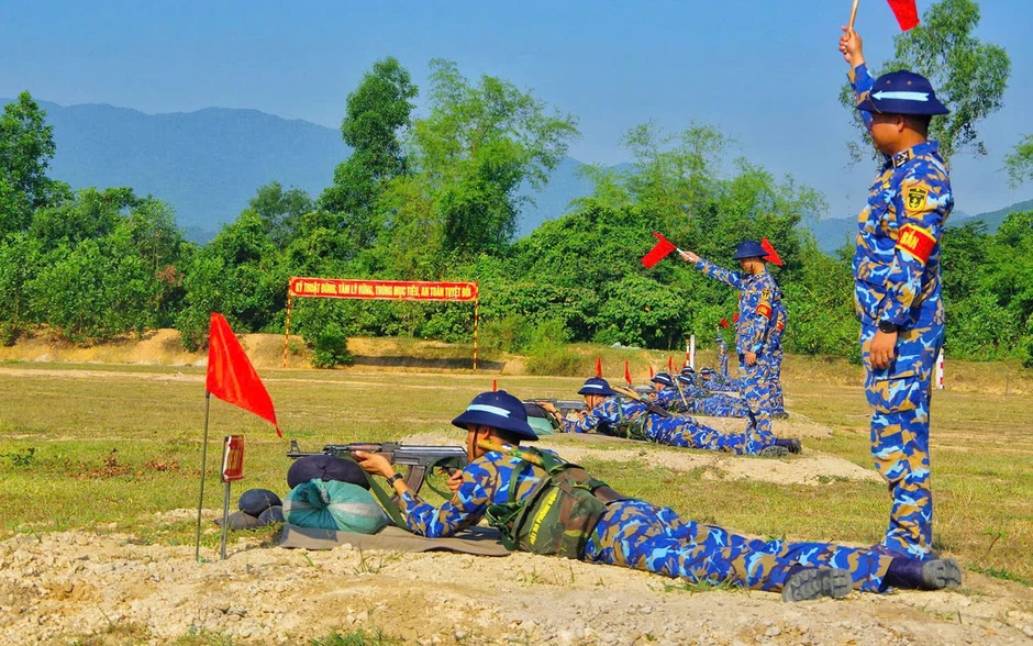 Chiến sĩ mới Hải quân kiểm tra bắn tập đạn thật Chiến sĩ mới Hải quân kiểm tra bắn tập đạn thật