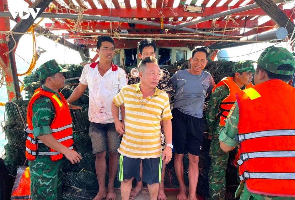 Chìm sà lan trở cát thi công công trình Hòn Khoai, 4 thuyền viên được cứu Chìm sà lan trở cát thi công công trình Hòn Khoai, 4 thuyền viên được cứu