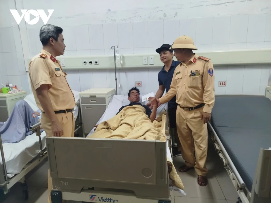 Chìm tàu cá, 4 ngư dân trôi dạt nhiều giờ trên vùng biển gần đặc khu Cô Tô