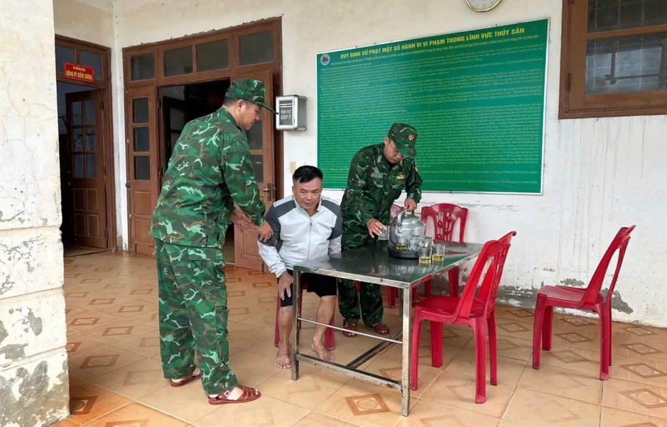 Chìm thuyền đánh cá tại cửa Gianh (Quảng Trị), một ngư dân mất tích Chìm thuyền đánh cá tại cửa Gianh (Quảng Trị), một ngư dân mất tích