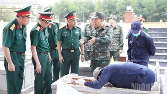 Chính ủy Quân khu 5 động viên tổ công tác thực hiện nhiệm vụ lấy mẫu hài cốt liệt sĩ tại Nghĩa trang Liệt sĩ Tam Ngọc