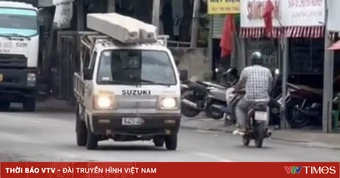 Chở cọc bê tông không chằng buộc trên nóc thùng xe, tài xế bị trừ điểm GPLX