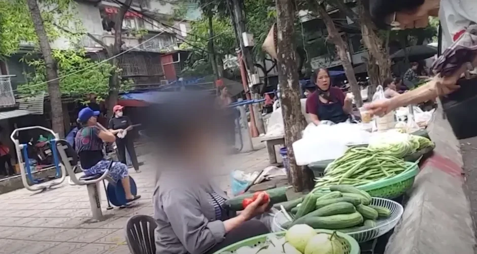 Chợ cóc xen kẹt trong khu dân cư Hà Nội: Dẹp chỗ này lại ''mọc'' chỗ khác