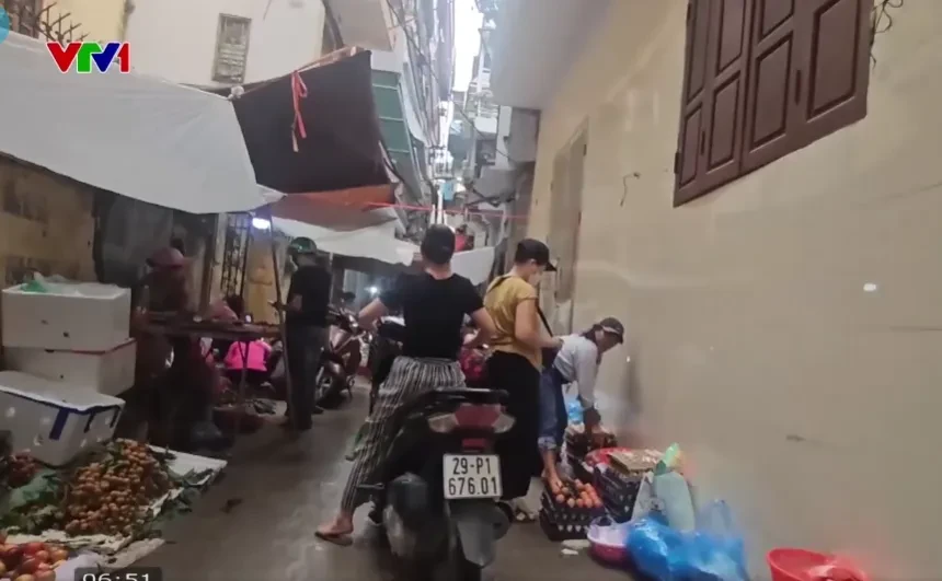 Chợ cóc xen kẹt trong khu dân cư Hà Nội: Dẹp chỗ này lại ''mọc'' chỗ khác