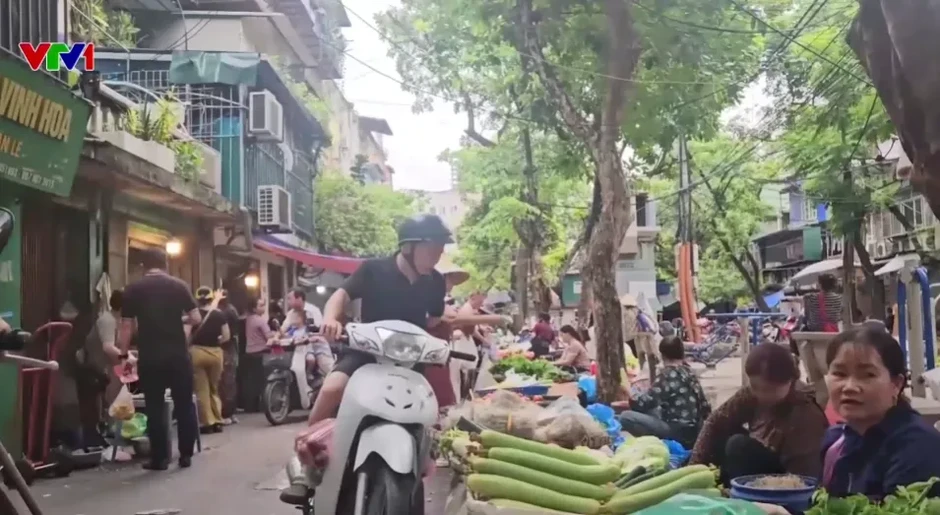 Chợ cóc xen kẹt trong khu dân cư Hà Nội: Dẹp chỗ này lại ''mọc'' chỗ khác