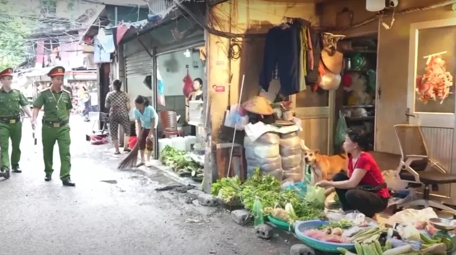 Chợ cóc xen kẹt trong khu dân cư Hà Nội: Dẹp chỗ này lại ''mọc'' chỗ khác